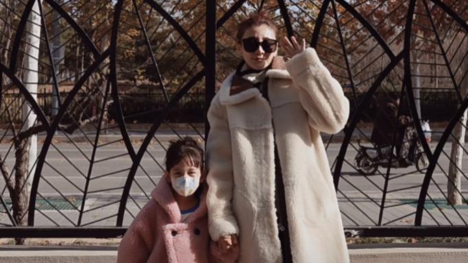 唐菀|曹云金前妻唐菀晒母女装，4岁女儿身高瞩目，扑到妈妈怀里好暖心