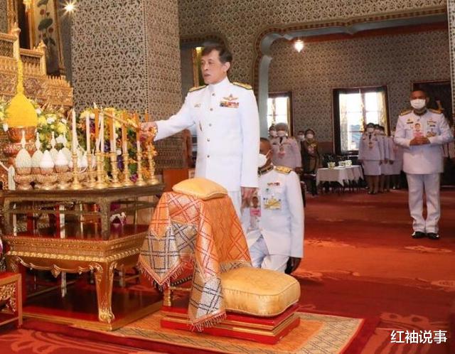 苏提达|泰王安抚44岁苏提达,送上大金链子示爱,打扮成土豪后气质全无