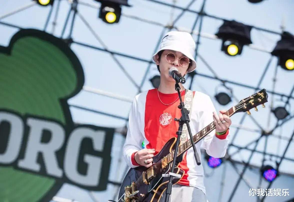 张哲轩|马思纯和张哲轩一起发文互动为何选择在深夜，答案令人眼前一亮