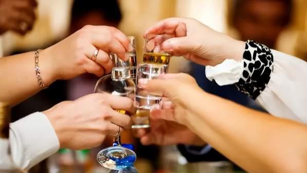 60岁大爷聚会晒“酒桌白酒”，无1瓶名酒却火热出圈，行家：会喝