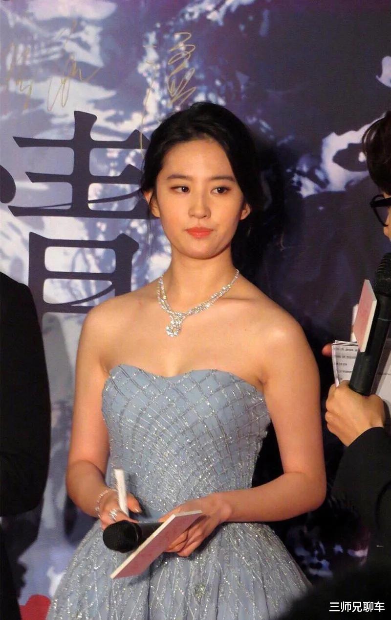 蒋欣|女星上镜“五大三粗”，个个身高超过1米65，蒋欣更是壮到离谱