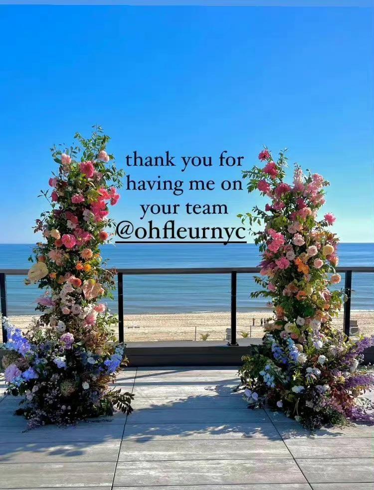 孔孝真|孔孝真婚后首次露面，手拿糖果笑容满面，肚子已经有些突出