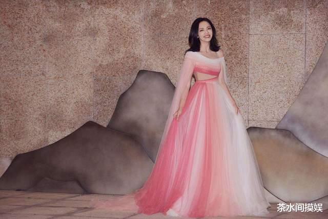 秦岚|高颜值也难驾驭粉色!杨幂胖20斤,刘涛变五五分,刘嘉玲扮嫩失败