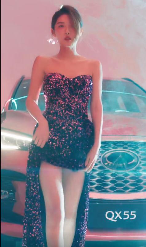 |千万网红聂小雨玩擦边？穿高开叉裙提裙边被批低俗，网友：快封杀