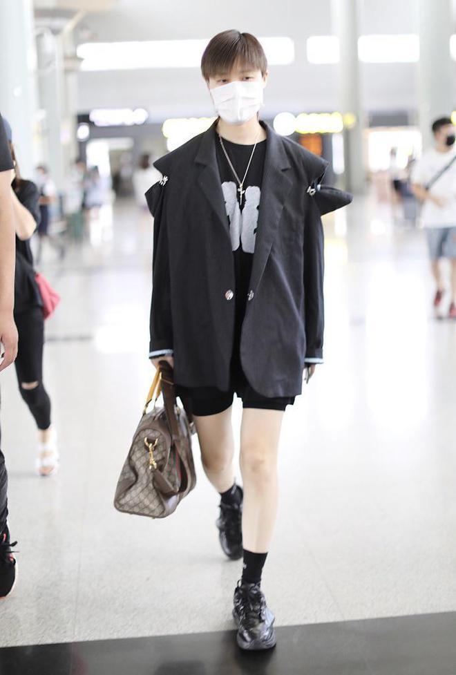 |李宇春真是放得开,直接穿“安全裤”走机场,配西装意外时髦显高