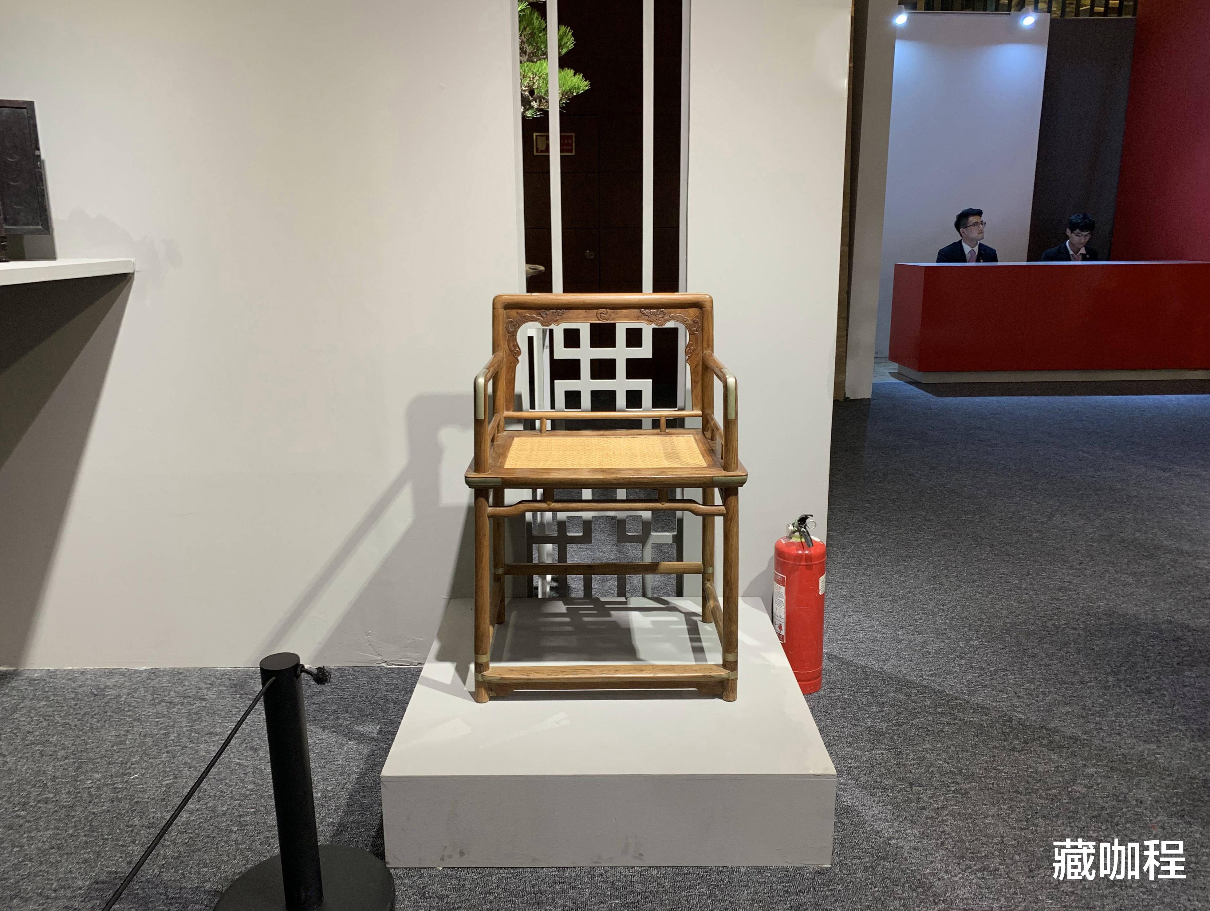 玫瑰|参禅打坐实用器，黄花梨矮南官帽椅23万成交