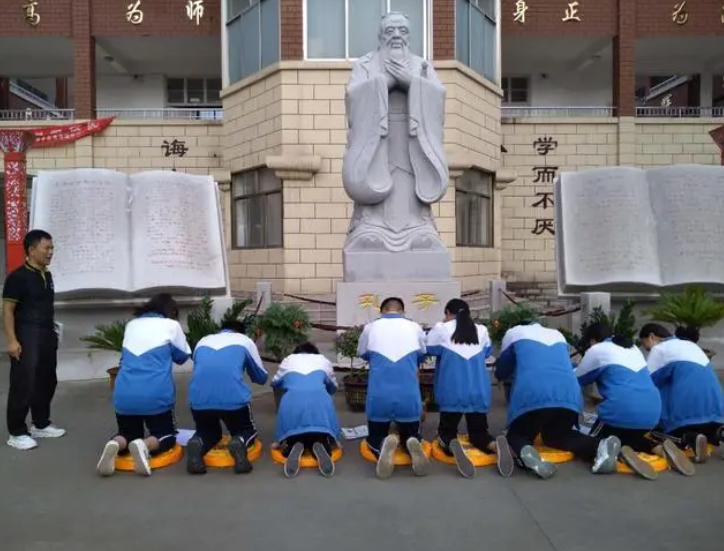 隔离|初三女生考前偷偷拜孔子，不成想被老师撞个正着，场面一度很尴尬
