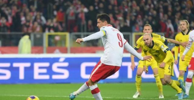 世界杯|2-0！莱万点射破门，波兰挺进卡塔尔！40岁伊布无缘再战世界杯！