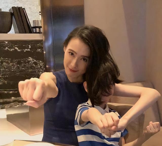 梁洛施|梁洛施和友人假期聚餐,和李泽楷分手11年未婚,对仨儿子严格要求