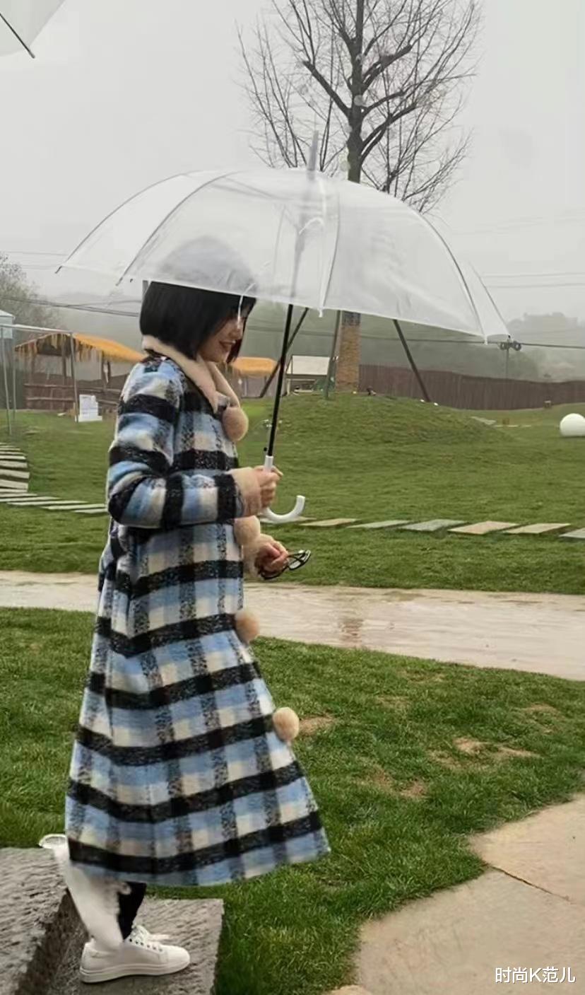 唐嫣 唐嫣《我们的客栈》短发路透，波波头搭格子大衣，甜美又减龄！