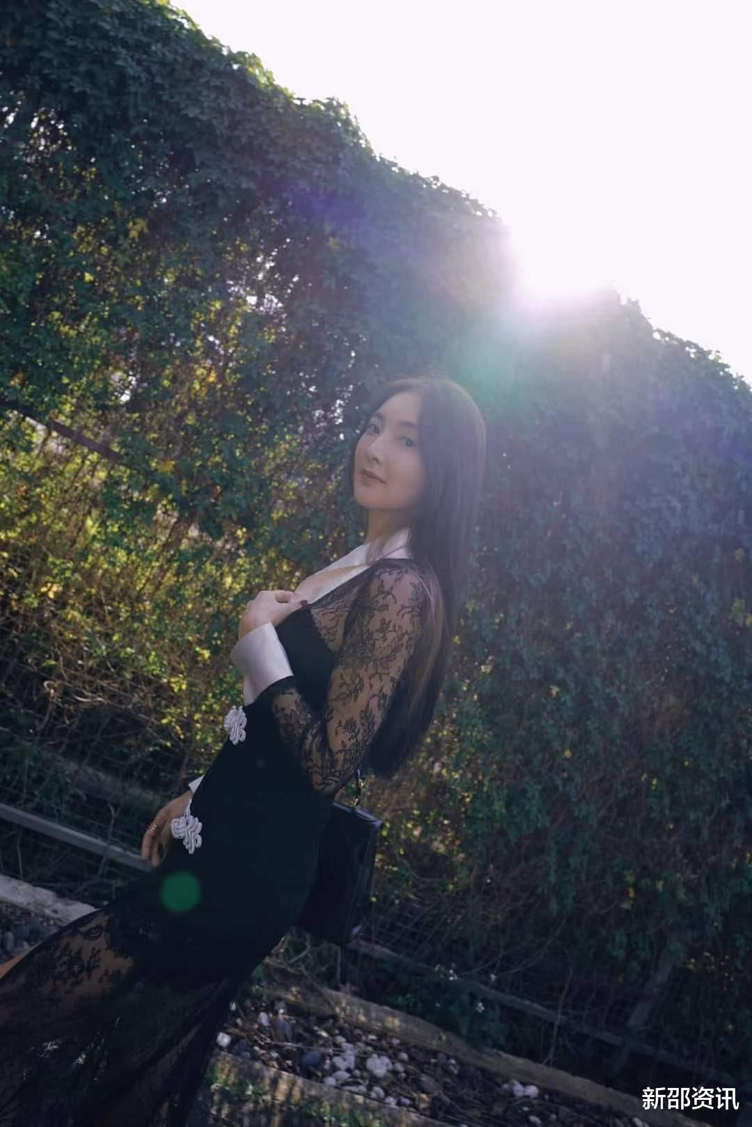 吴速玲|吴速玲与曹格离婚后首露脸，穿透式洋装美貌依旧，恢复单身状态佳