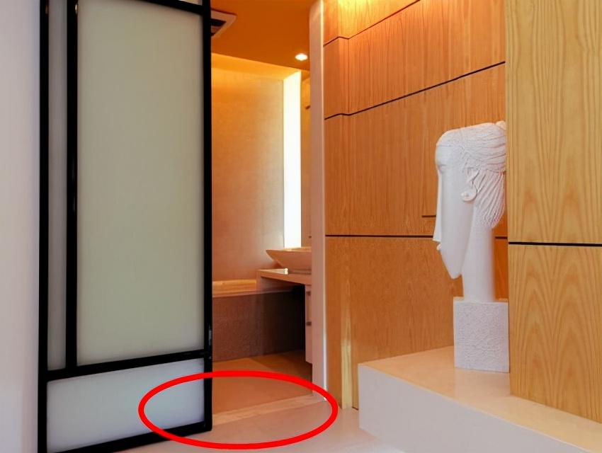 为何卫生间必须要装推拉门？听完老师傅的话，想把自家平开门拆了