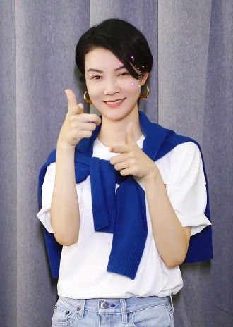 车晓|39岁车晓直播卖货，暴瘦后眼窝凹陷老态初现，前夫被悬赏2100万