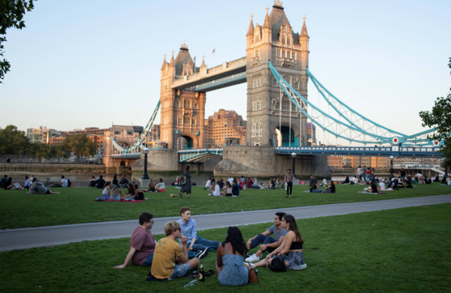 香港|香港夫妻月入六万却坚持移民,结果只能在英国送外卖和工厂打包