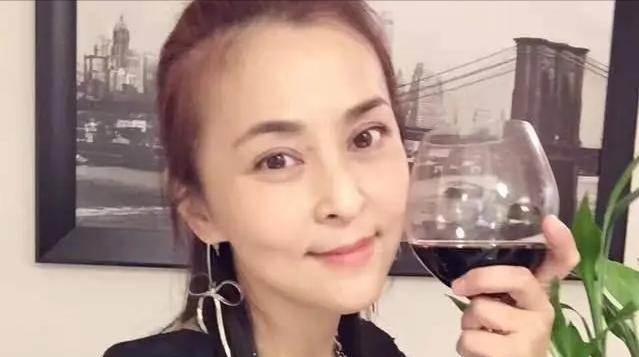 何音|“琼瑶女郎”何音：55岁罕见露面撞脸李勤勤，戴6位数玉镯显富贵