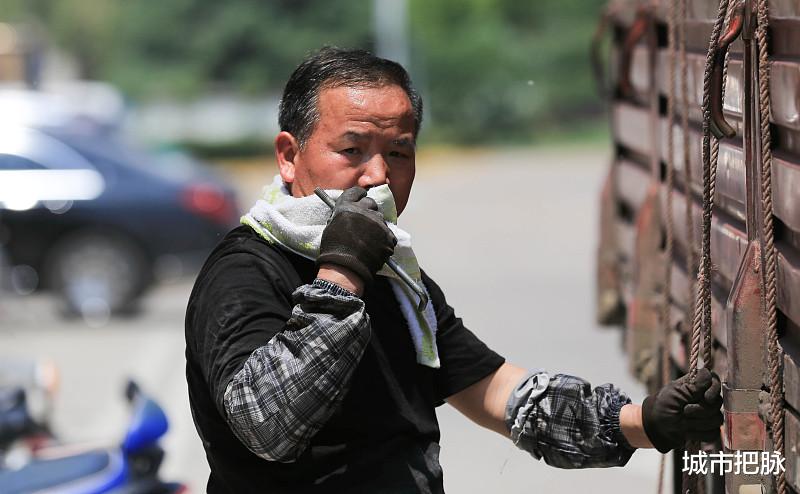 广西雷克萨斯车祸女乘客最终身亡引争议:货车司机救人不专业?