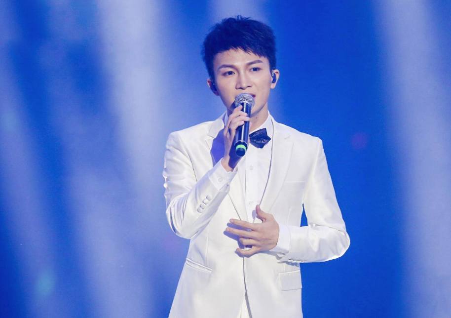 周深|陈奕迅站起来向周深致敬的那一刻，不知道那英心里是什么滋味？