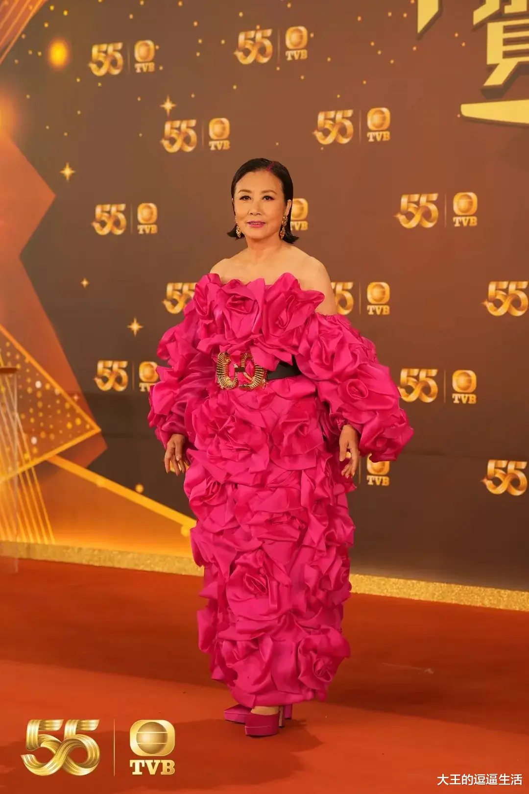 汪明荃|汪明荃,太敢穿了!别说75了,25岁的女明星也没几个敢这么穿啊!