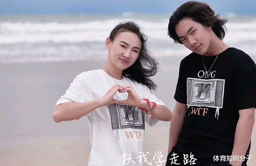 漂亮妈妈帅气儿子!苏翊鸣同母亲搂肩像情侣,妈妈保养得像少女