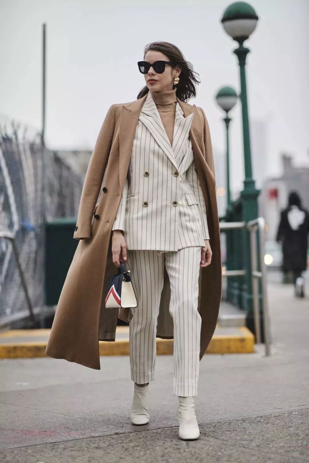 西装|大衣+西装，秋冬时尚大女人的穿搭，高级有态度 !