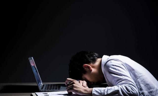 迟到9分钟被扣500元,每天加班2小时没加班费,员工做法老板慌了