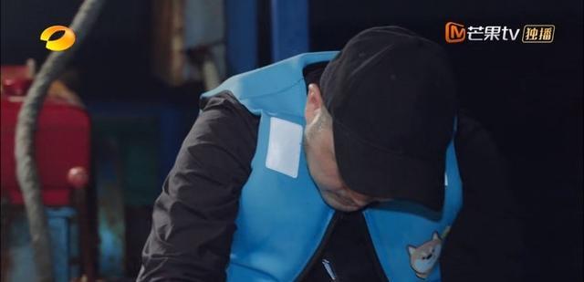 沙溢|《向往6》对节目组无语，沙溢晕船没人管，何炅张子枫打哈欠吃饭