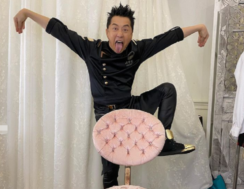 庾澄庆|60岁庾澄庆朴素坐高铁,买不到坐票和路人挤一堆,大方自拍无人识