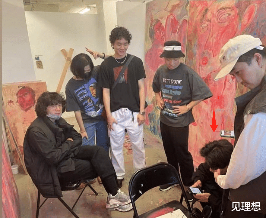 陈坤|陈坤20岁儿子帅到认不出,五官越来越像爸爸,国外搞艺术创作!