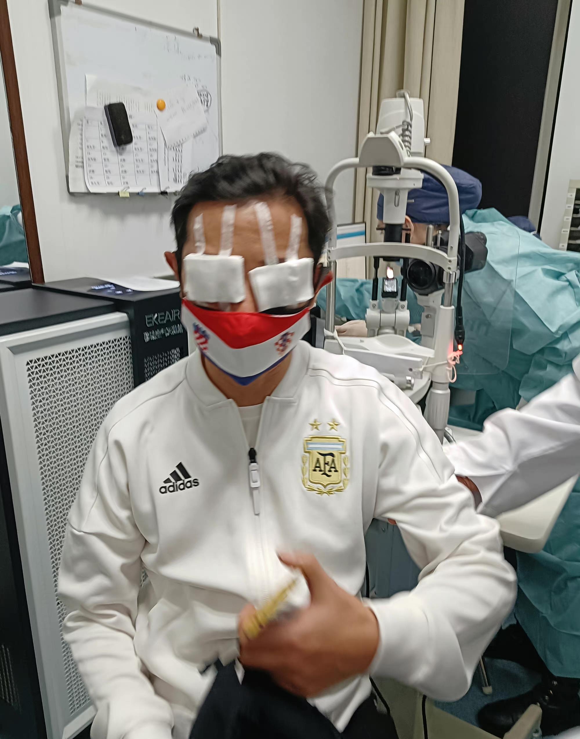 罗中旭|53岁知名歌手意外受伤！受世界杯影响去踢球，被踢中眼睛已失明