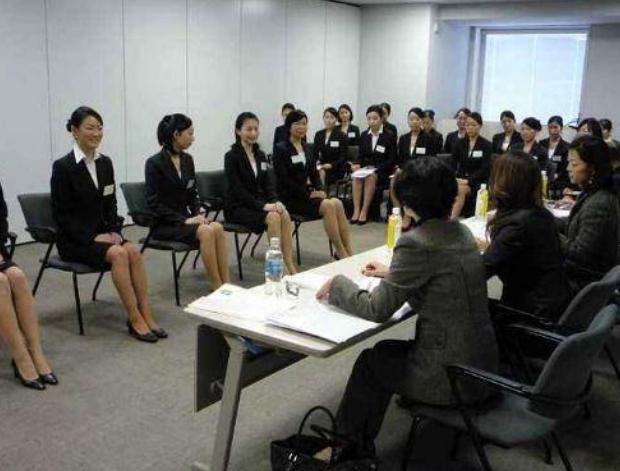 退市|2022届毕业生找工作太难了，一女大学生直呼现实残酷：卷得我想哭