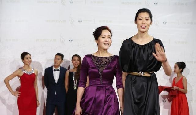 朱婷领取大奖！女排队长明显瘦了一圈，网友：担心女王的身体状态