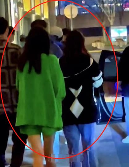 选秀|思聪再换新女友?搂着神秘美女现身火锅店,身后还跟着两位美女