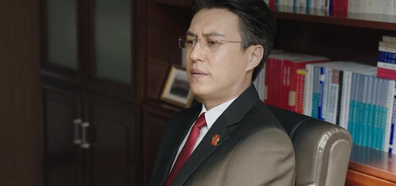 制服|底线：为求真实性，让法官穿着制服上下班的导演，反被现实打了脸