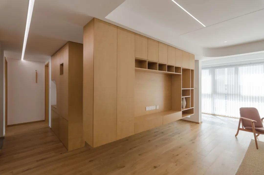 拒绝“模板化”装修,她坚持全屋大白墙+原木色,温暖治愈不俗气