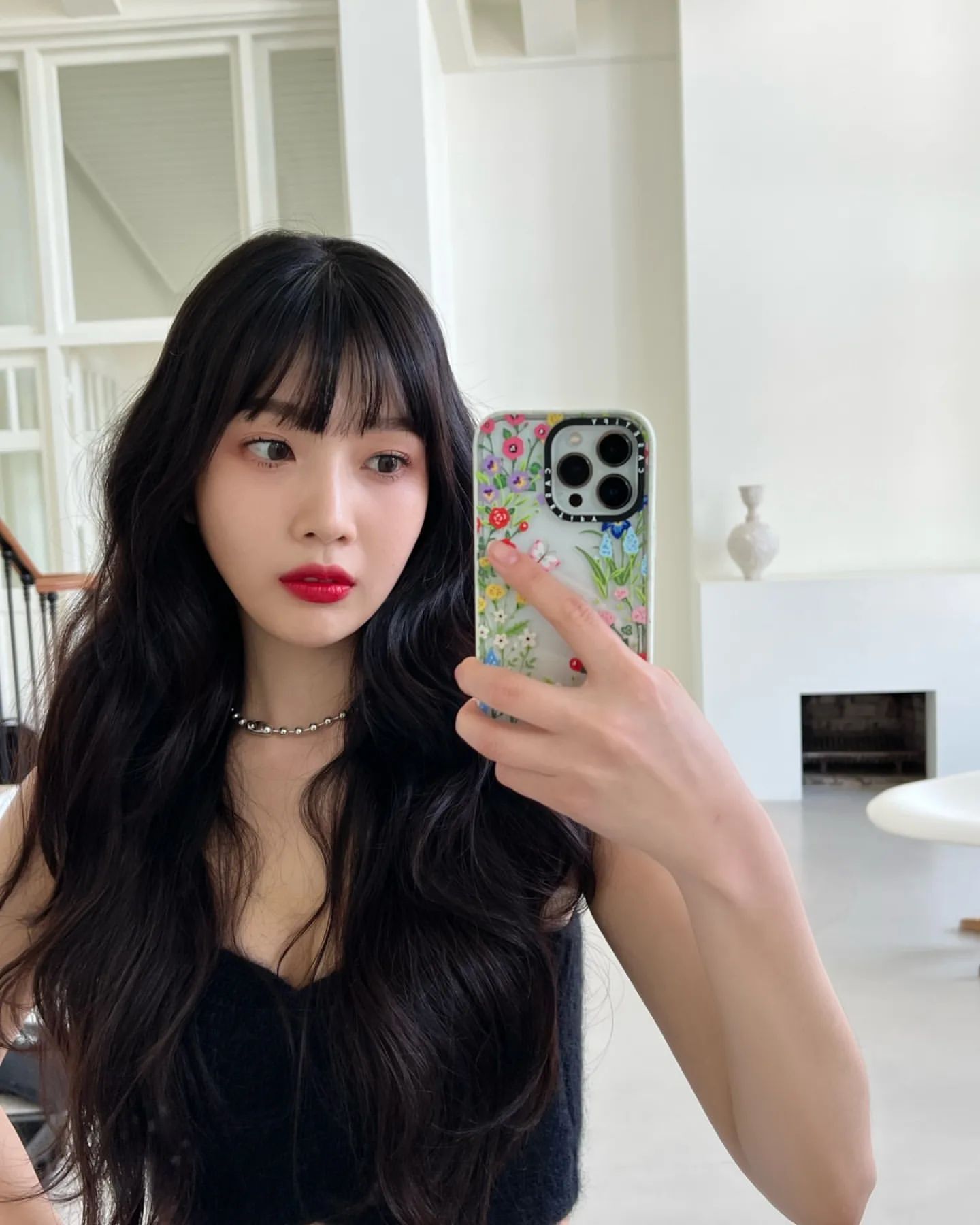 朴秀荣|“黑发红唇明艳美女”,Red Velvet朴秀荣晒近照,短款T恤秀蚂蚁腰