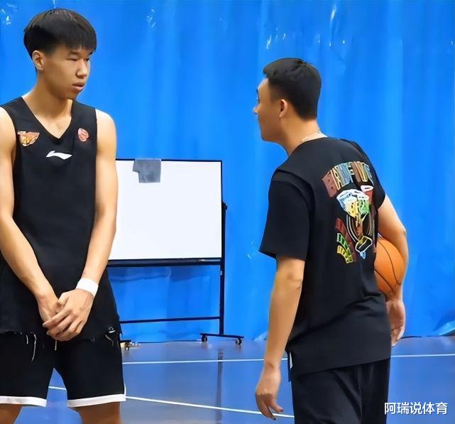 广东男篮|恭喜！广东签约“小杜兰特”，身高臂展可比周琦，无惧付豪张镇麟