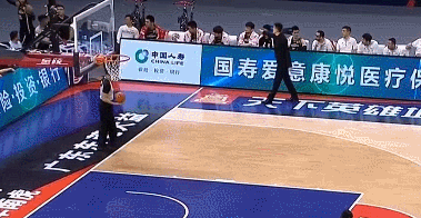 北控男篮|辽宁男篮不和谐1幕：外援吃T后发脾气，杨鸣让他坐好，他却走开
