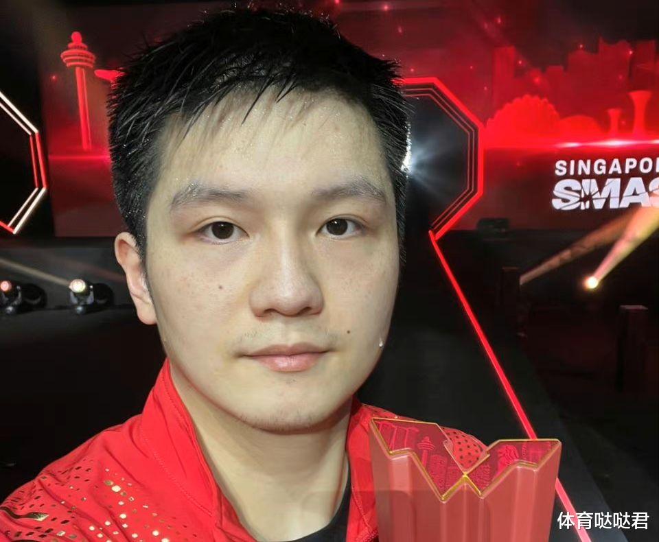 陈梦|陈梦手捧奖杯笑容灿烂！樊振东致敬马龙感谢球迷，国际乒联祝贺