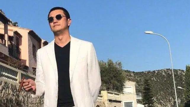 李亚鹏|喝天价咖啡、收藏过亿奇石，高调炫富的李亚鹏，仍不像“有钱人”