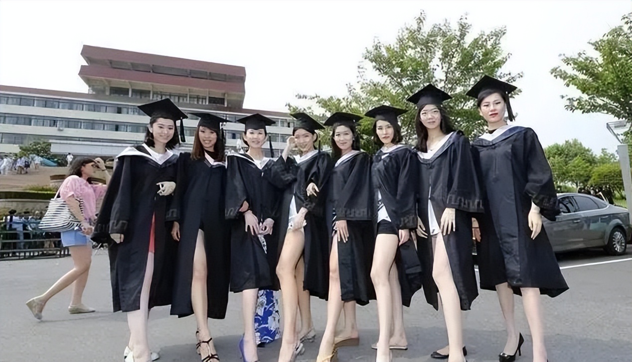 职业教育|女大学生晒自拍美照，引来家长非议：这就是不让学生上职校的原因