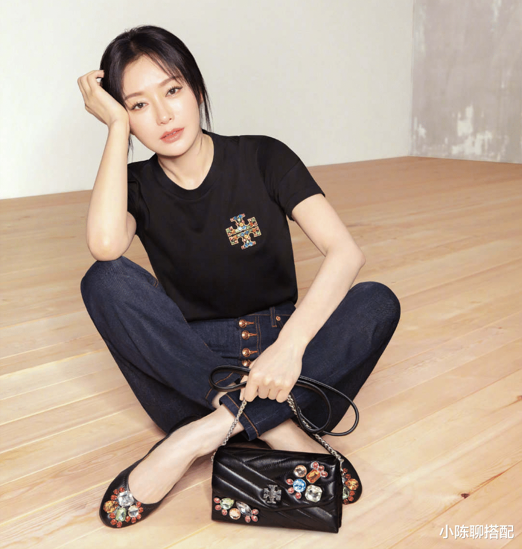 秦岚|秦岚是被冻龄了吗？衣不选花，巧妙混搭，谁能看出她已经43岁