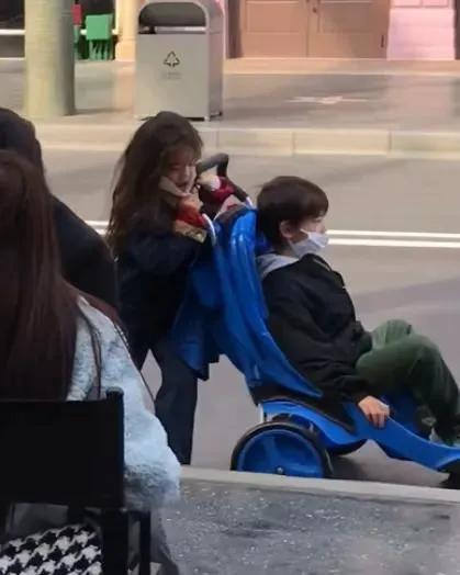 杜江|偶遇杜江霍思燕“一家四口”用餐,夫妇大方合影,嗯哼妹妹很美