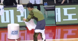 扣篮大赛|搞笑！韩国KBL扣篮大赛落幕，绿巨人戴钢铁侠手套，水平遭群嘲