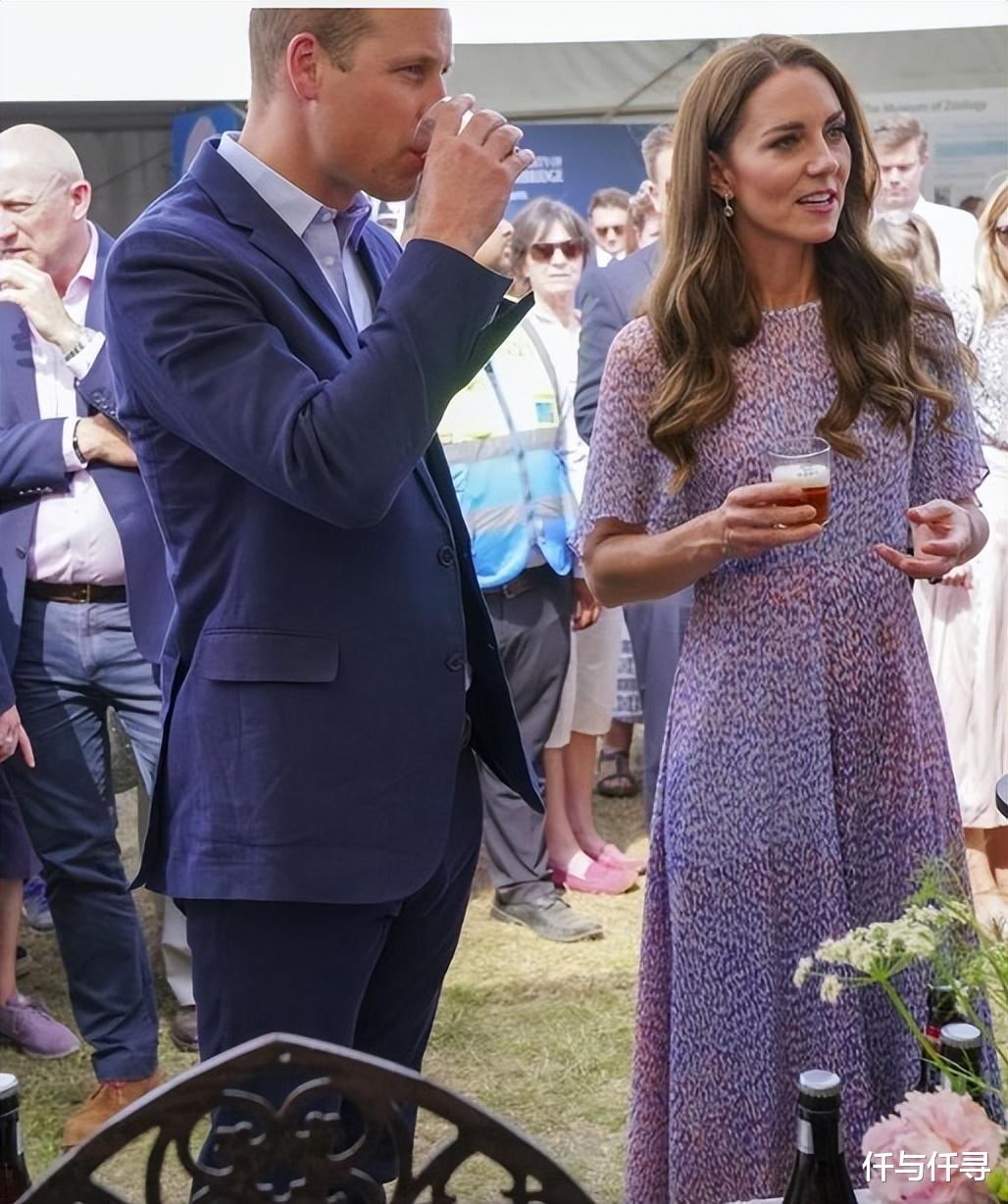 楔形高跟鞋配甜美花裙表演草地踢球，凯特王妃为表演亲民也太努力