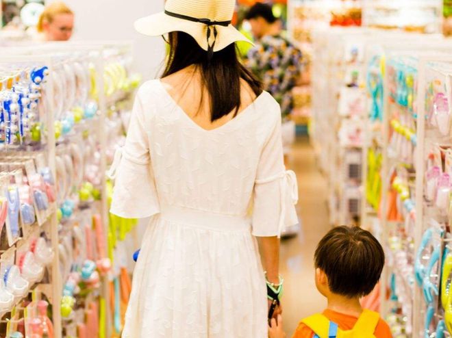 孕妇在超市偷拿巧克力,老板索赔6000元,否则让孕妇去坐大牢
