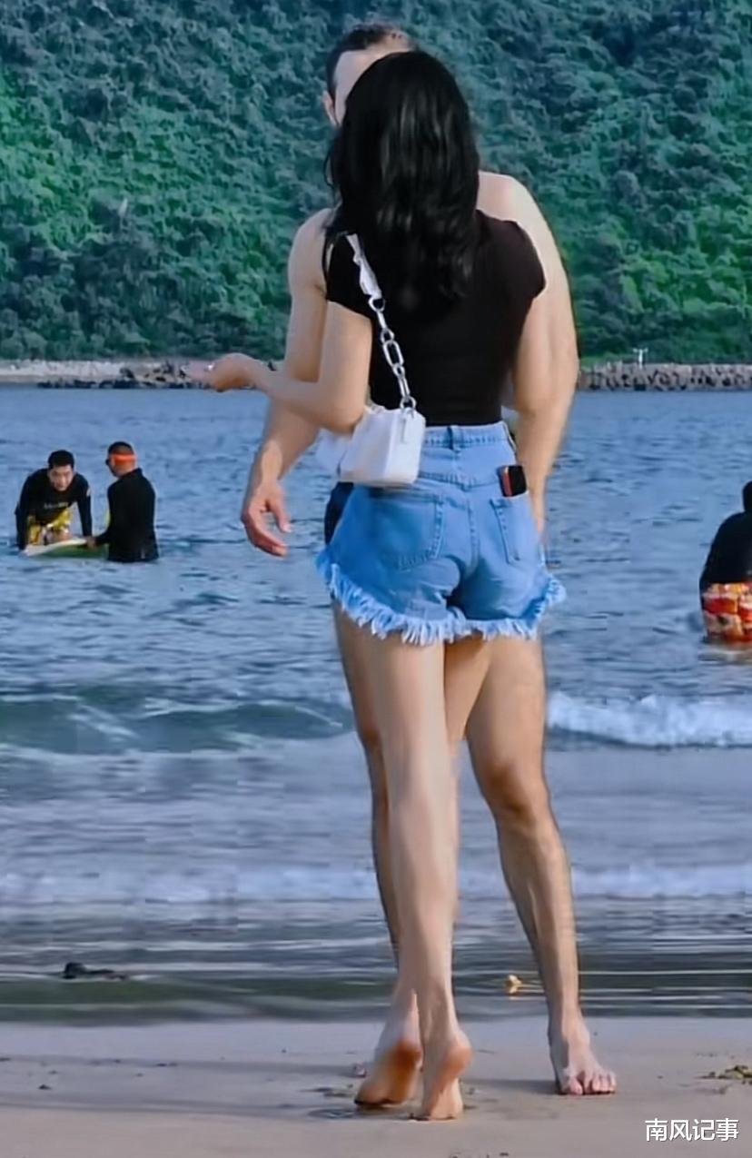 三亚:女子踩“空气高跟鞋”与白人攀谈,平台提示“行为有风险”