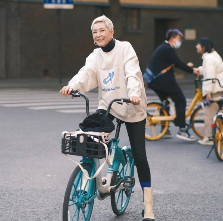 穿衣搭配|女人上了年纪后，4个在外人看来很“作”的细节，才是减龄的关键