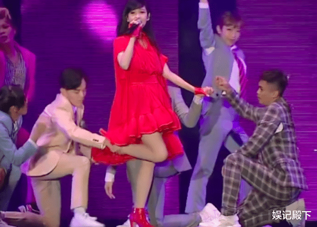 周慧敏|五十多岁还这么会玩？周慧敏舞台再跳辣舞，俩男伴当众抚摸其大腿