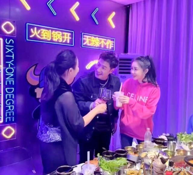 穿衣搭配|潘玮柏妻子奔三了,状态还挺好,穿衣大方显身材,不占C位也吸睛