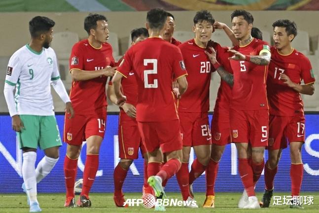 国足|3-0！越南队吊打鱼腩，34分钟解决战斗，6千人见证大胜，国足又被甩开